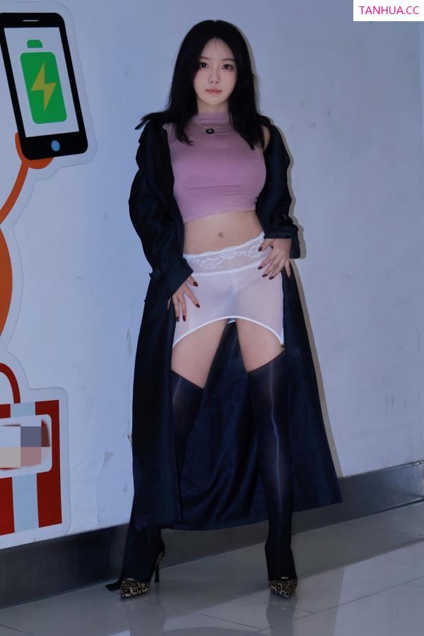   [XiuRen]高清写真图 2024.11.22 No.9489 小薯条nienie 黑丝美腿第6张图片